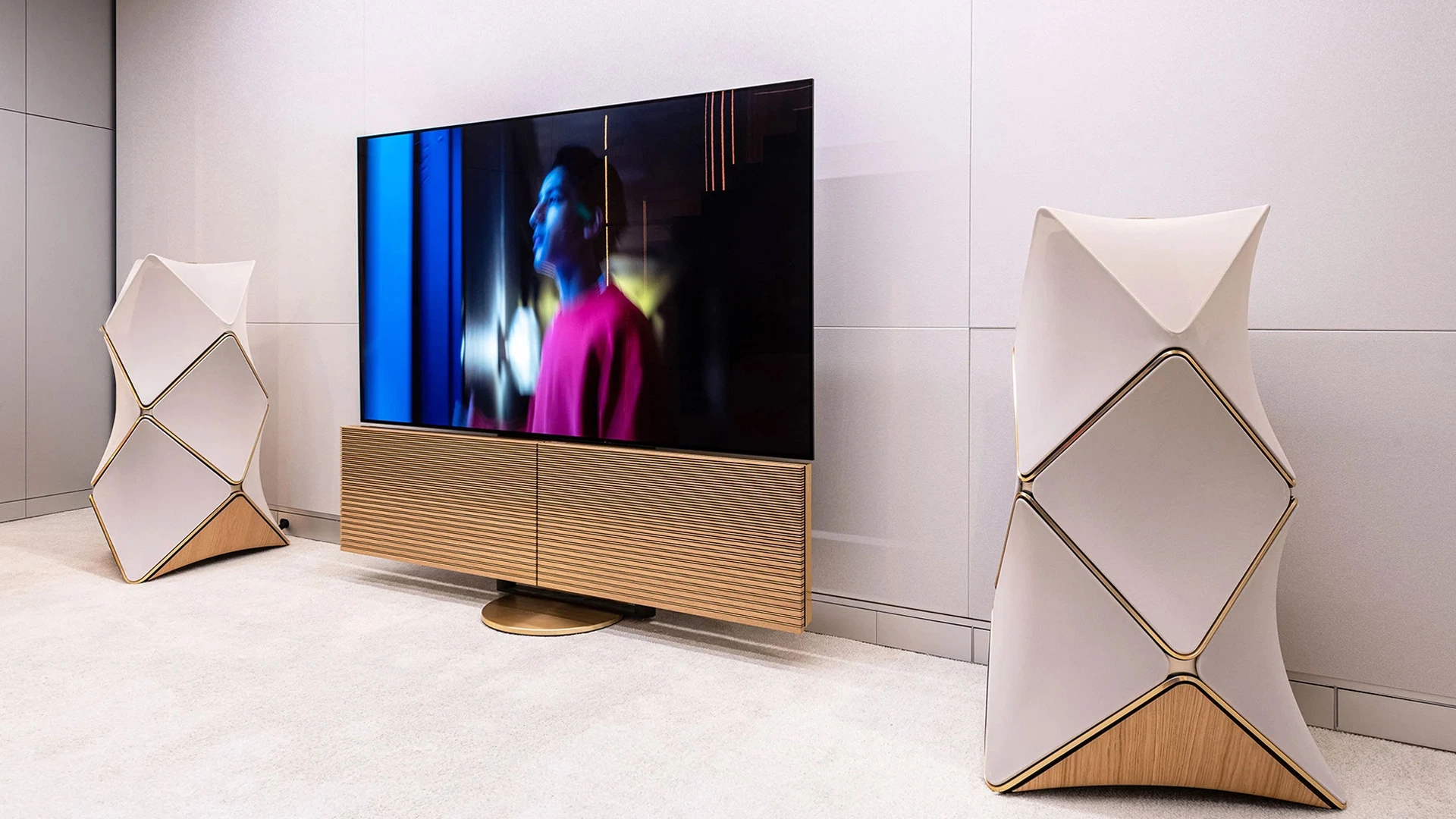 تلویزیون لوکس Beovision Harmony بنگ اند آلفسن | طراحی هنری و صدای بی‌رقیب