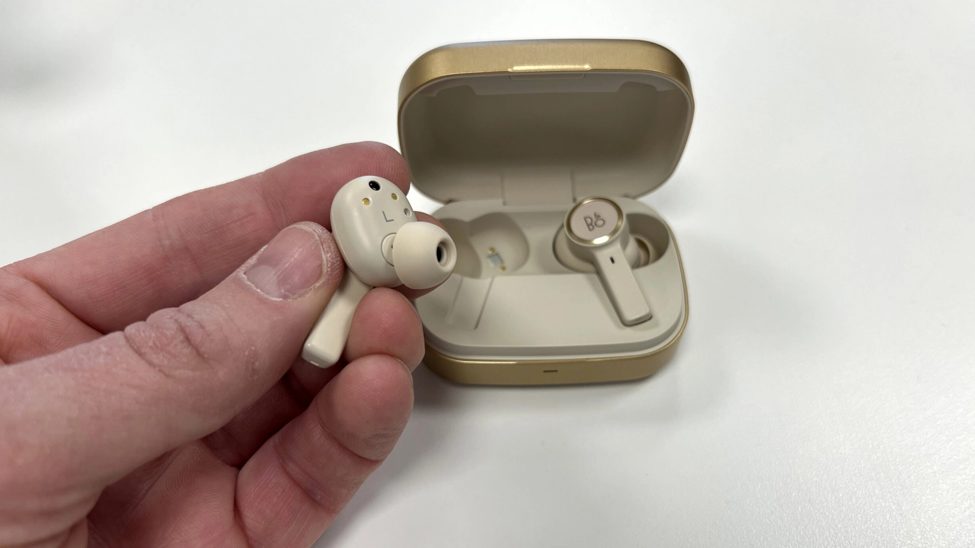 طراحی Beoplay EX؛ ارگونومیک و نویز کنسلینگ