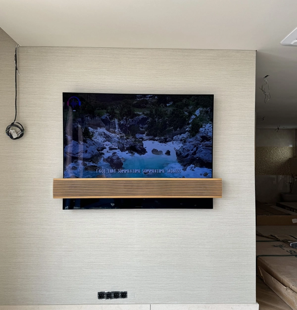 ۲. QLED Samsung در مقابل OLED B&O؛ بررسی عملکرد در اتاق های روشن و تاریک