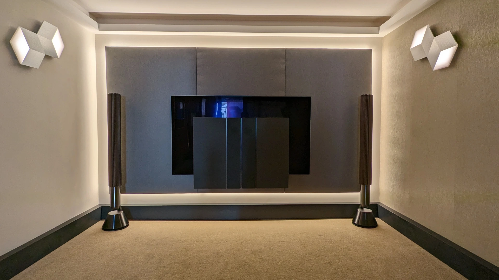 مقایسه تصویر و صدا در Samsung QLED vs Bang & Olufsen OLED
