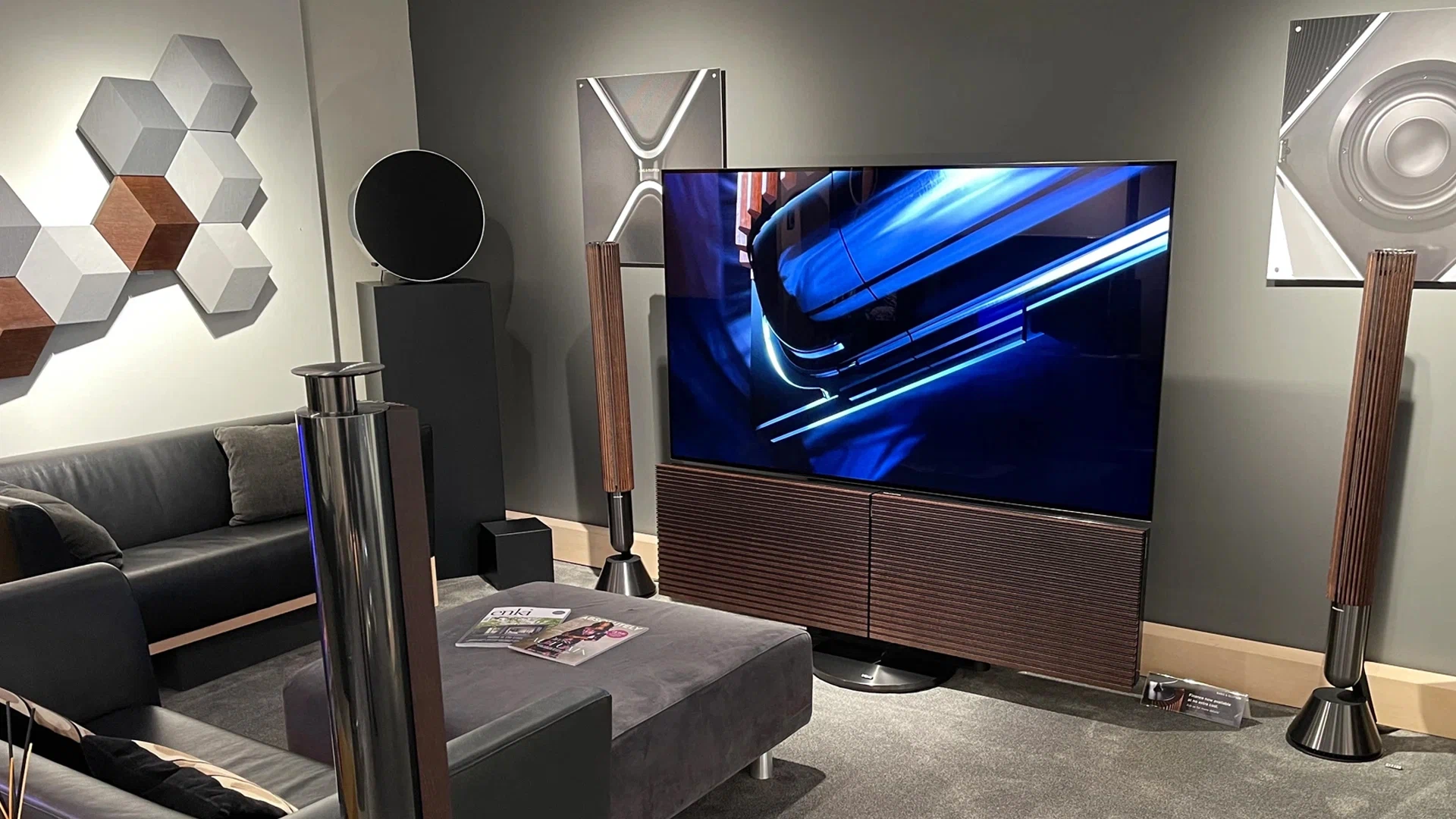 چرا تلویزیون Bang & Olufsen گران است. 