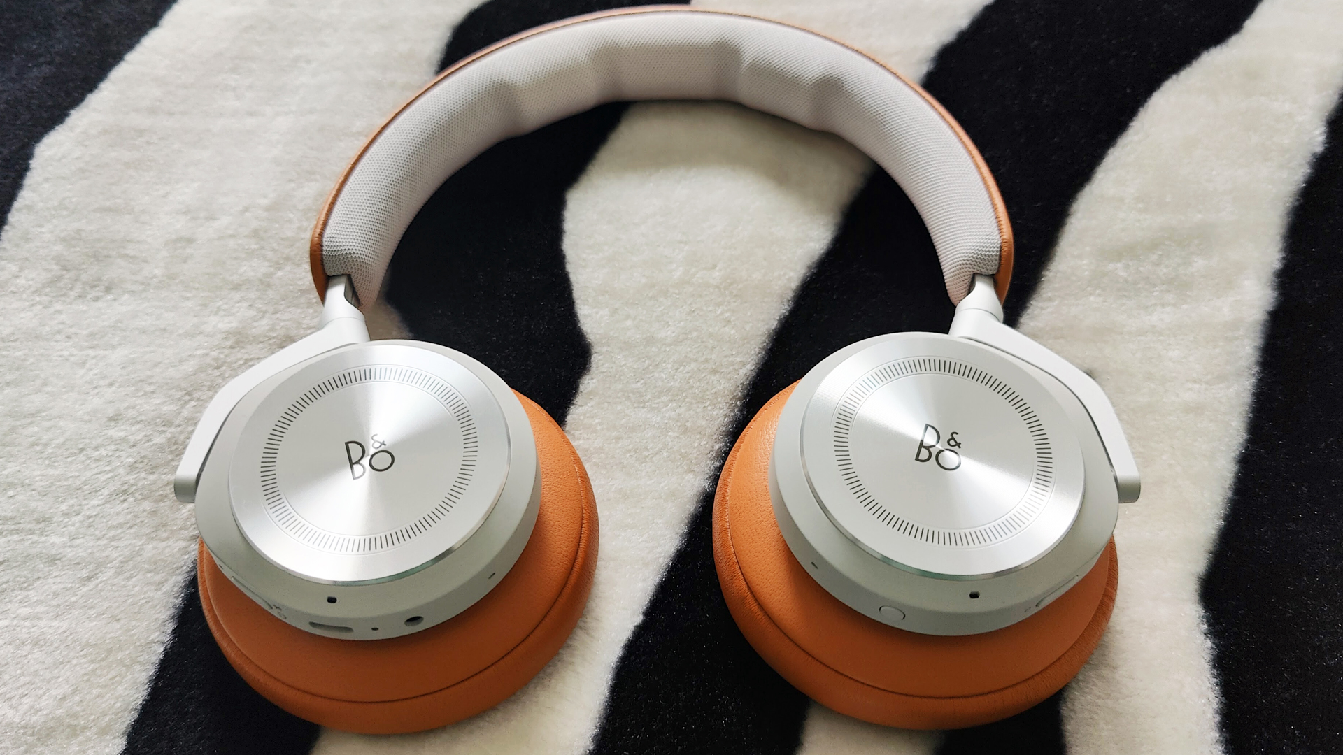 Bang & Olufsen Beoplay HX بهترین هدفون Bang & Olufsen برای موسیقی