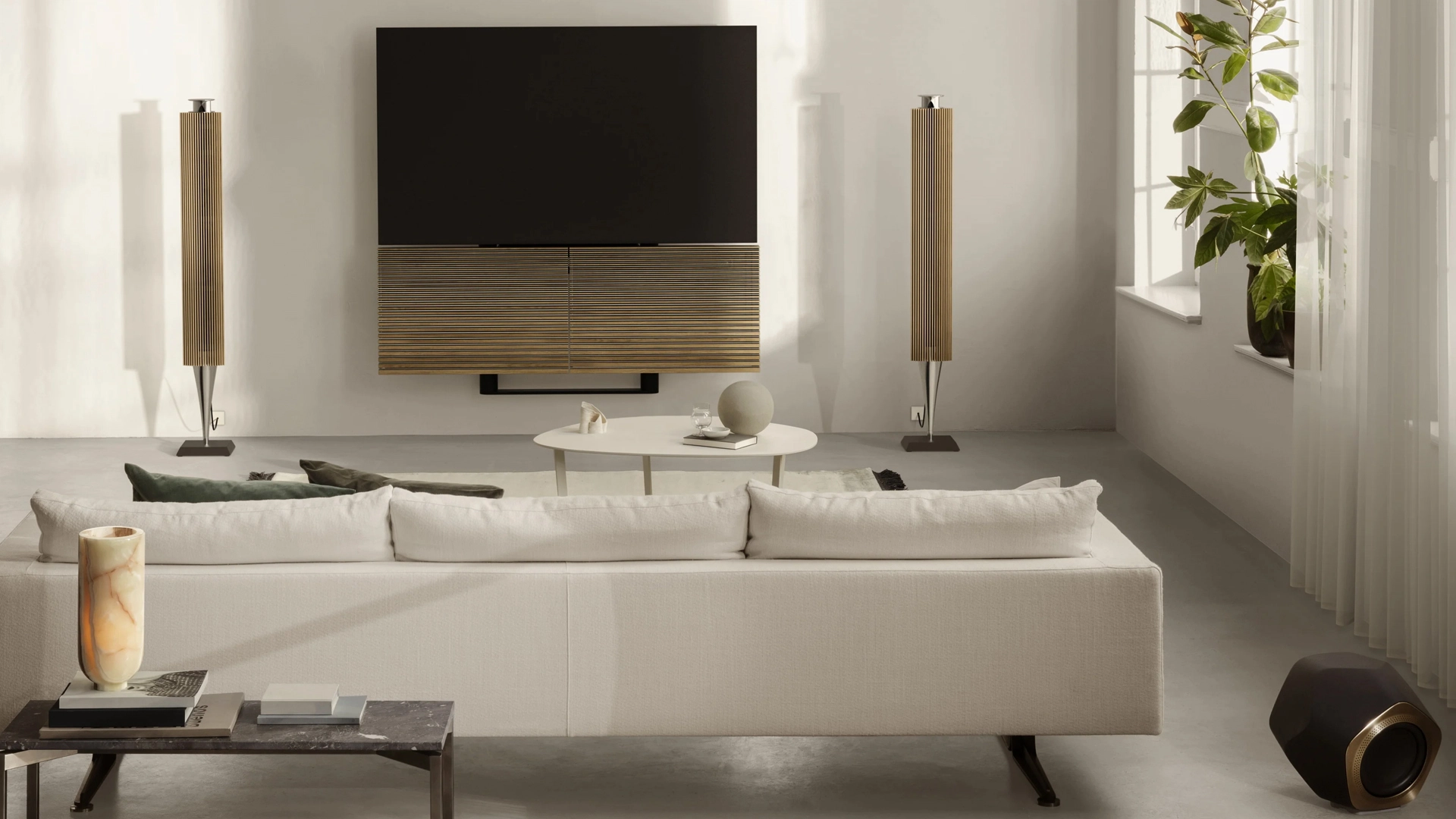 اسپیکرهای لوکس Bang & Olufsen برای خانه‌های مدرن