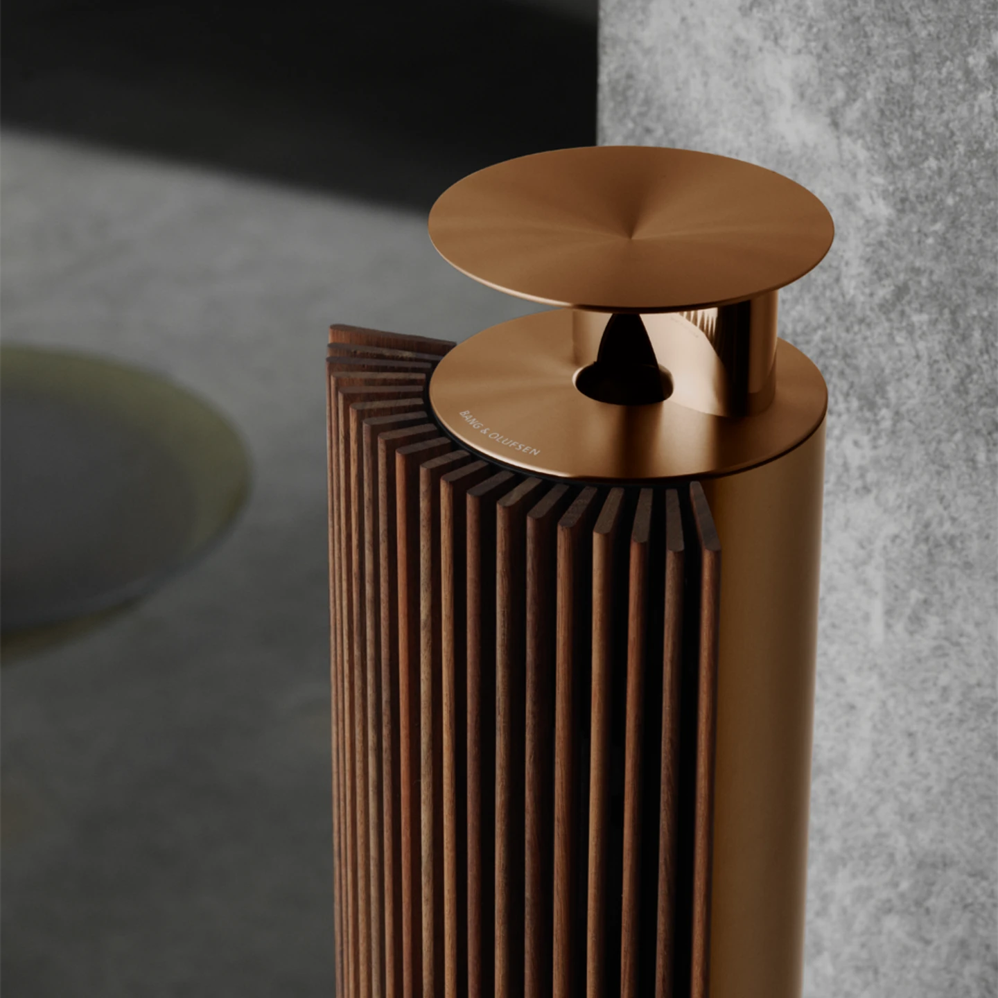 Beolab18-Walnut-resized-lifestyle-1 اسپیکر ایستاده Beolab 18 برنزی