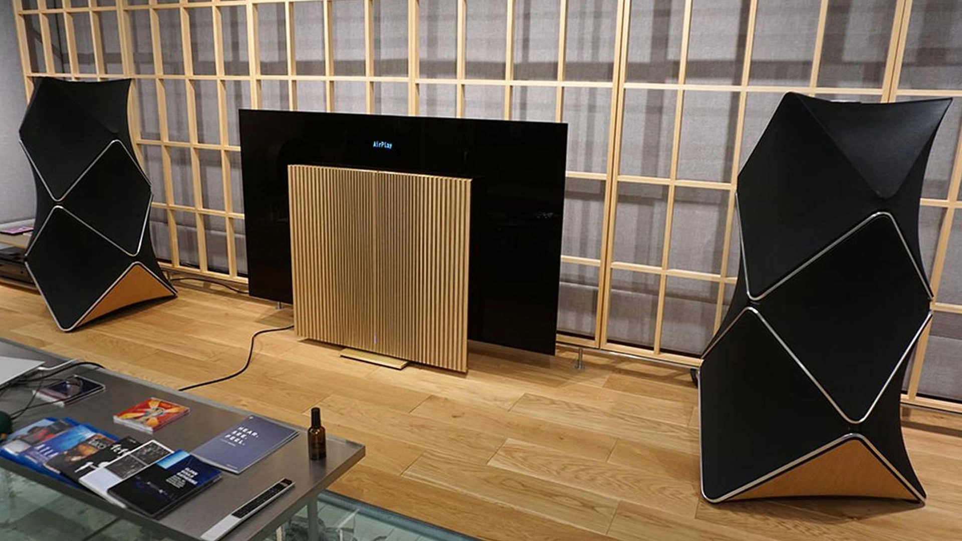 بهینه‌سازی صدا با محیط با تلویزیون و اسپیکر لوکس B&O