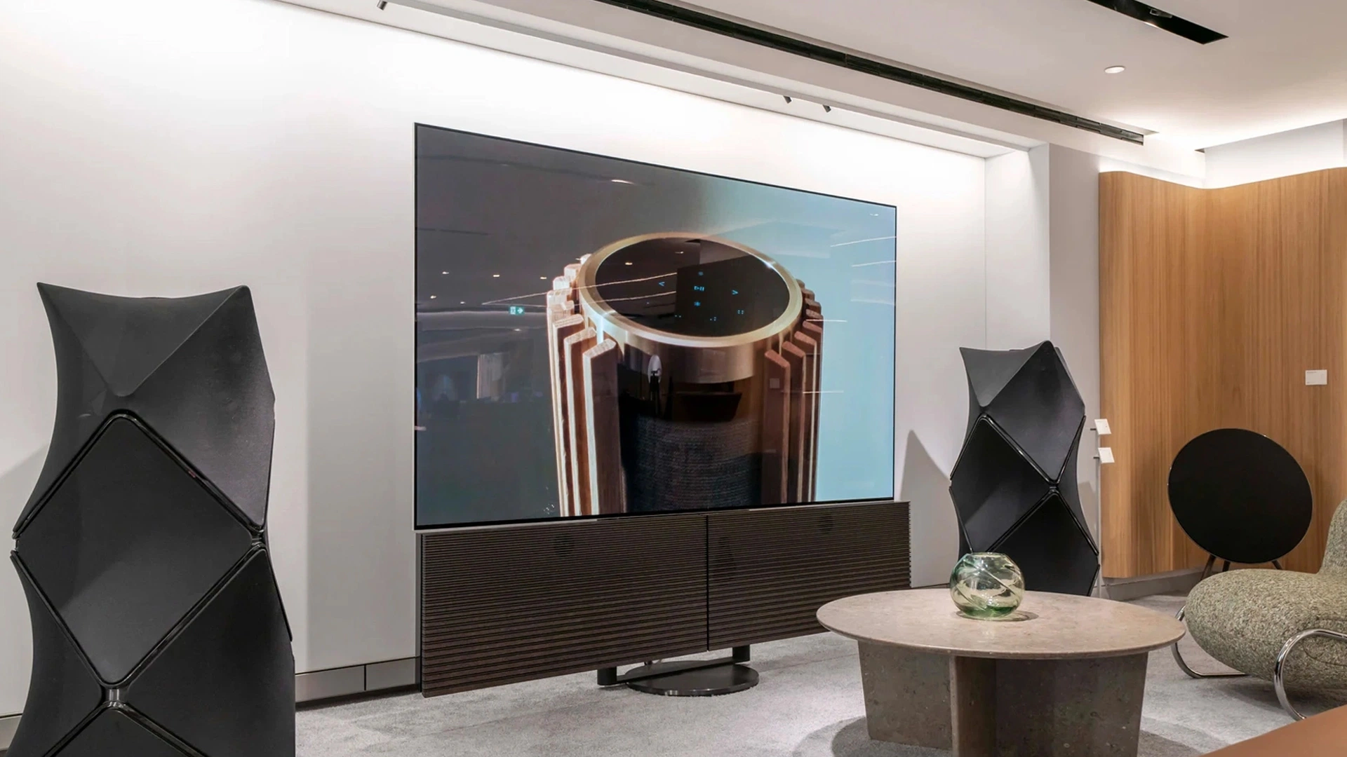 تی وی لاکچری برای تی وی روم مدرن؛ برند لوکس بنگ اند اولافسن