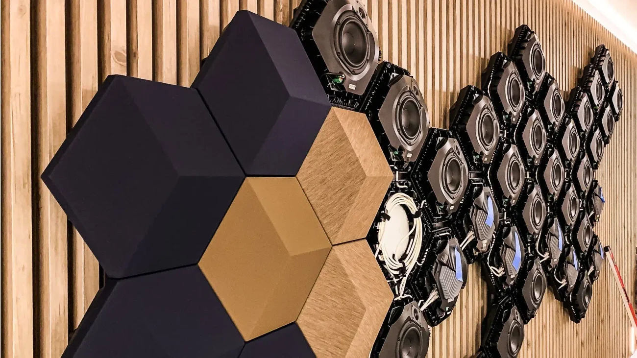 اسپیکر دیواری شش ضلعی هوشمند و مخفی با Beosound Shape