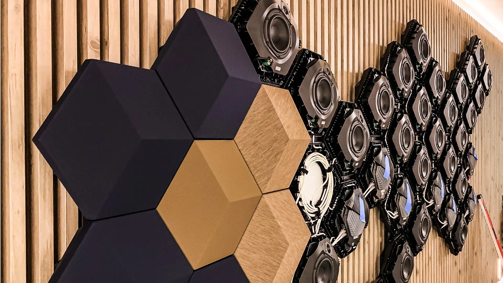 اسپیکر دیواری شش ضلعی هوشمند و مخفی با Beosound Shape